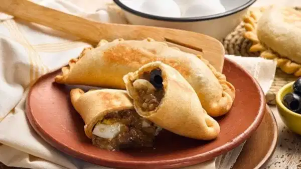 Şili'nin Ulusal Gururu Empanada de Pino: Lezzetin Kalbinde Siyaset Var