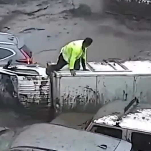 Şili'de sel sürüklediği kamyonun üzerinde hayatta kaldı