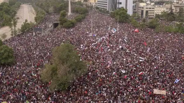 Şili'de kemer sıkma protestoları büyüyor: Öğrencilerle polis çatıştı, 25 yaralı