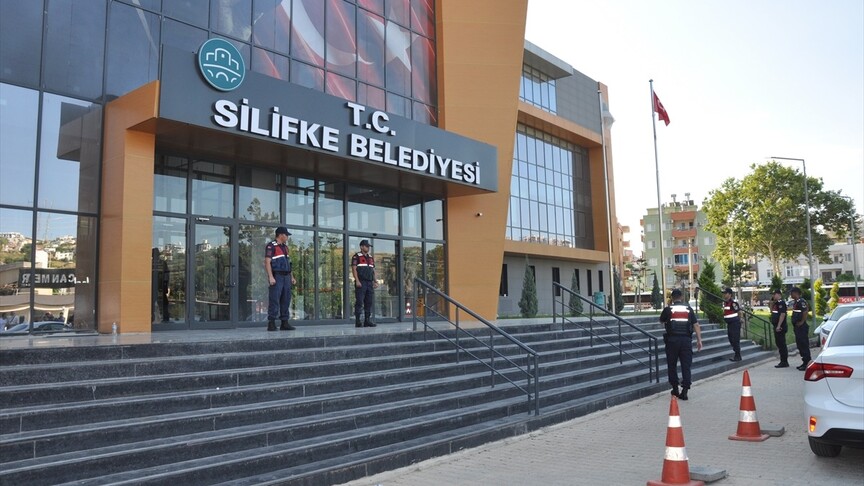 Silifke Belediye Başkanı Turgut ve 17 şüpheli rüşvet operasyonunda gözaltına alındı