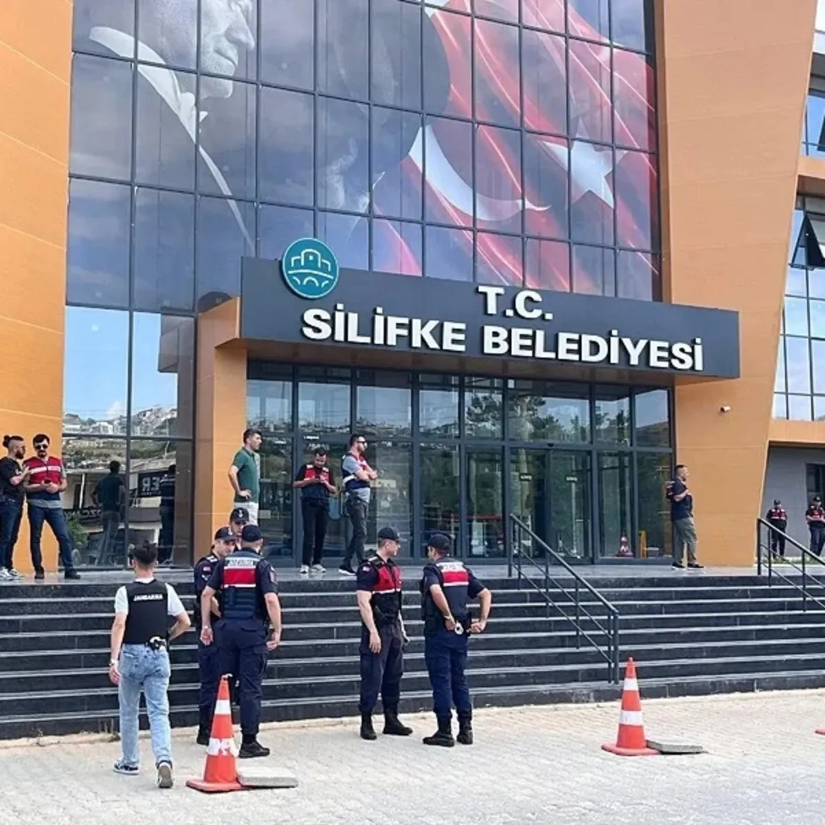 Silifke Belediyesi’ne yönelik yolsuzluk soruşturmasında 19 şüpheli adliyede