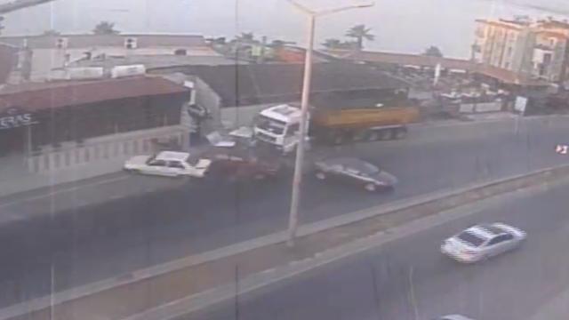 Silifke'de kamyon park halindeki araçlara çarptı: 4 araç ve 1 motosiklet hasarlı