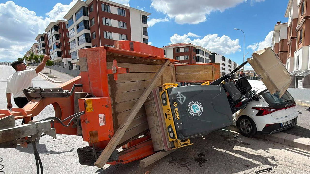 2,7 tonluk silindir yüklü römork sürücü kursu aracına çarptı