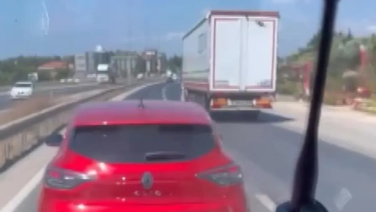 Silivri'de ambulansa yol vermeyen sürücü kamerada