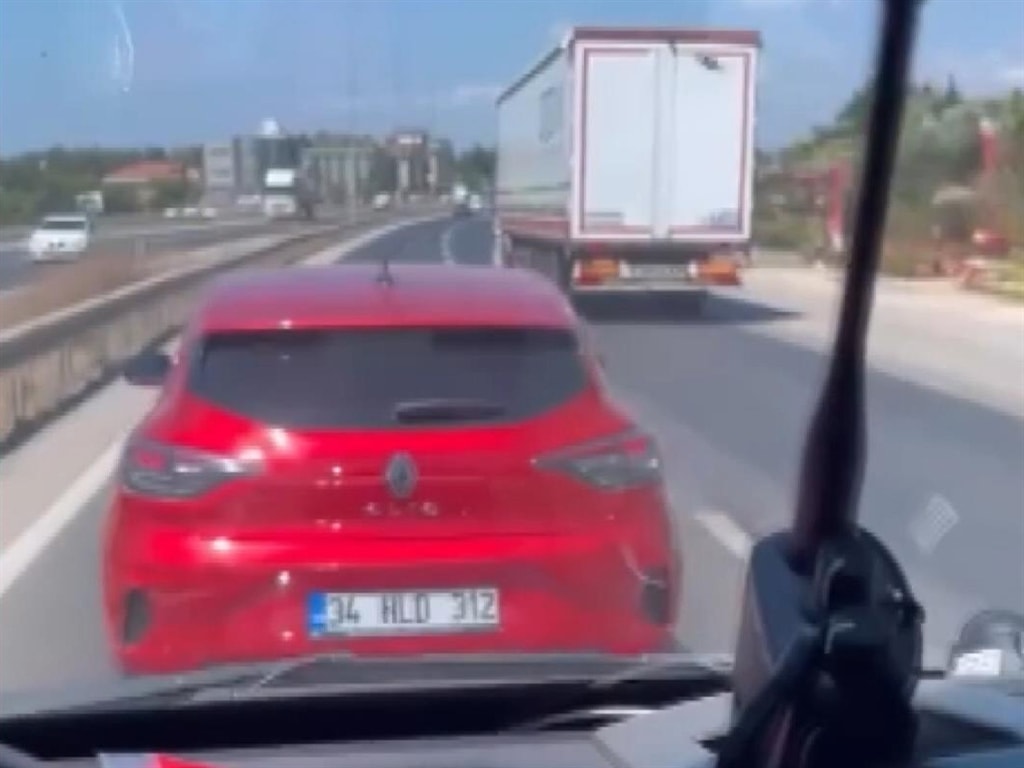 Vakaya Giden Ambulansa Yol Vermeyen Sürücü Kamerada: Silivri'de Şok Anlar