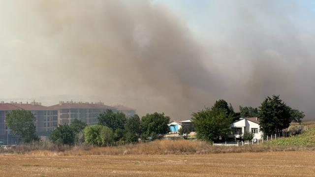 Silivri'de Anız Yangını Kontrol Altına Alınmaya Çalışılıyor
