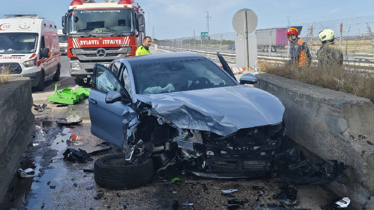 Silivri'deki gişe kazasında araç kullanılamaz hale geldi