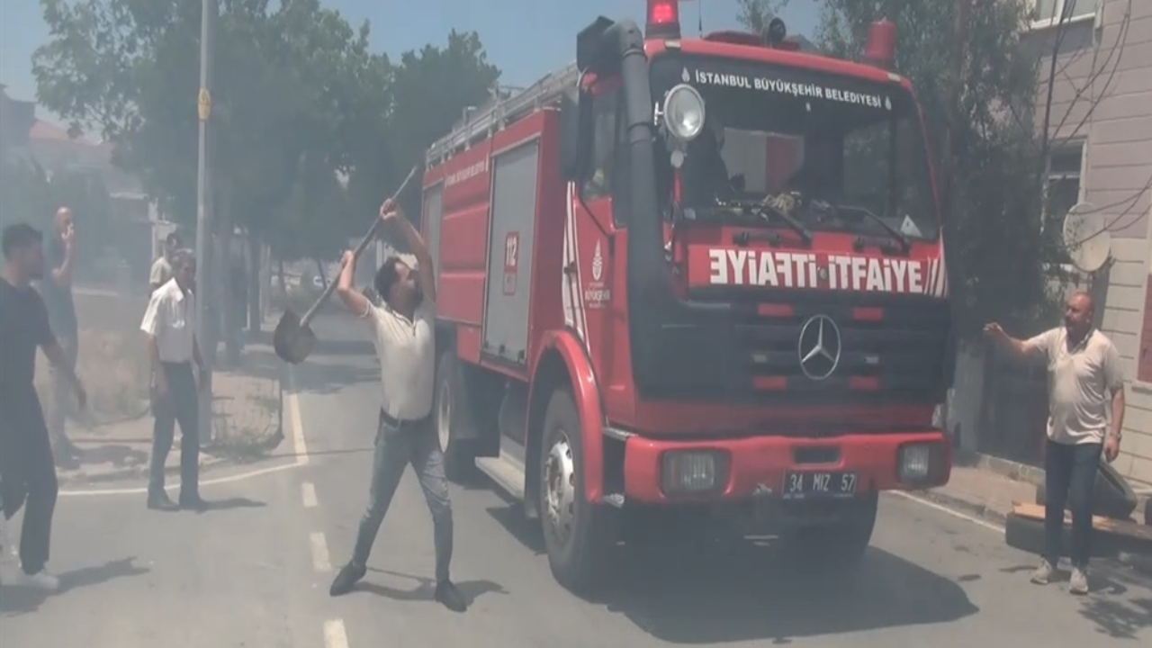 Silivri'de itfaiye ekibine saldırı: Yangın ihbarına giden ekip hedef oldu