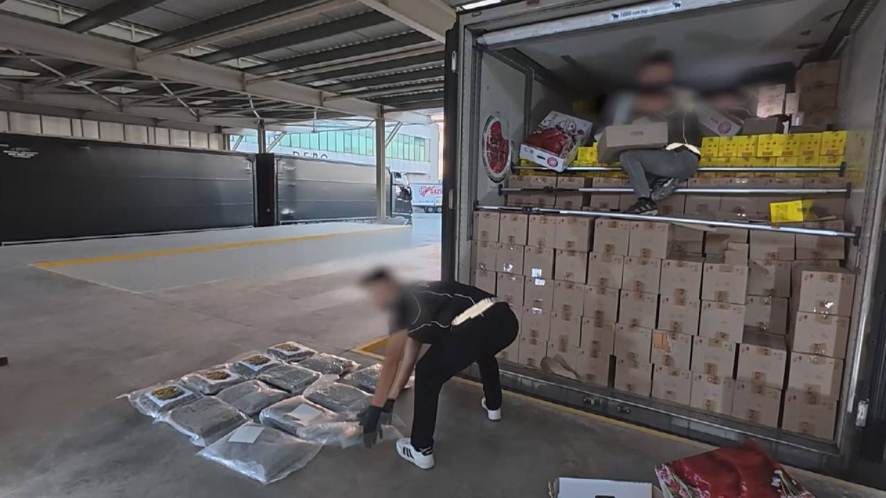Silivri'de TIR'da 376 kilo marihuana ele geçirildi