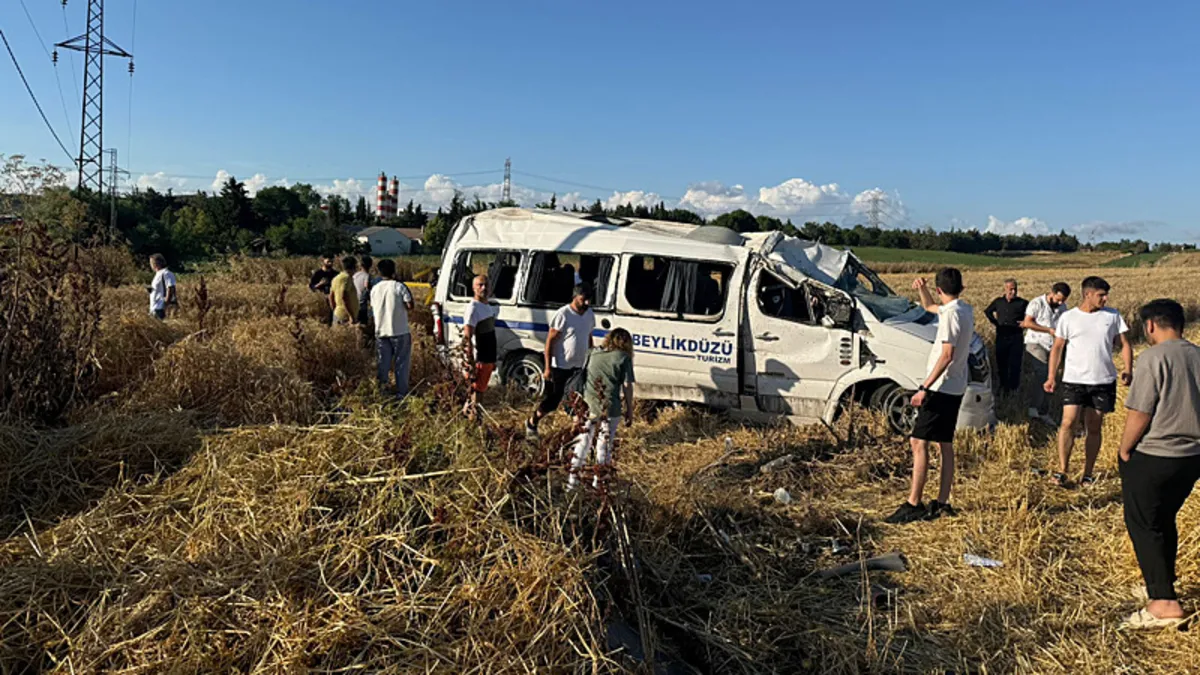 Silivri'de yolcu minibüsü devrildi: 2 kişi öldü, 10 kişi yaralandı