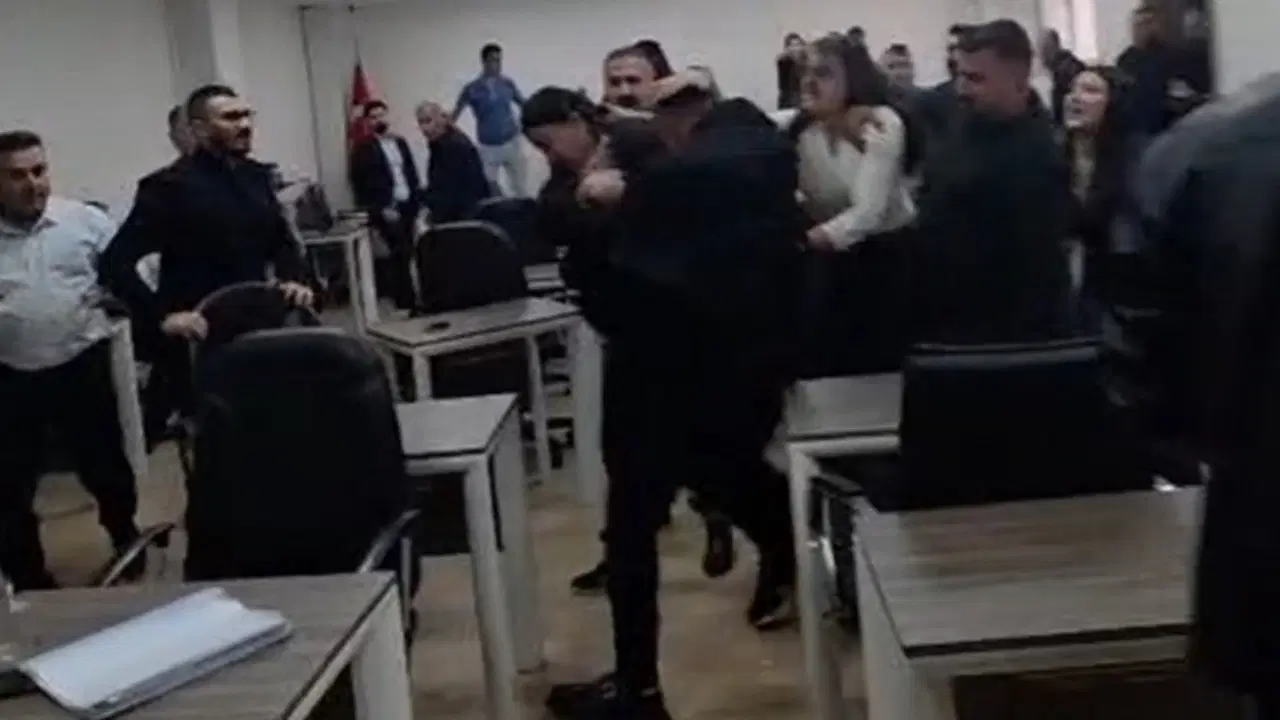 Silopi Belediye Meclisi'nde yumruk ve tekme kavgası