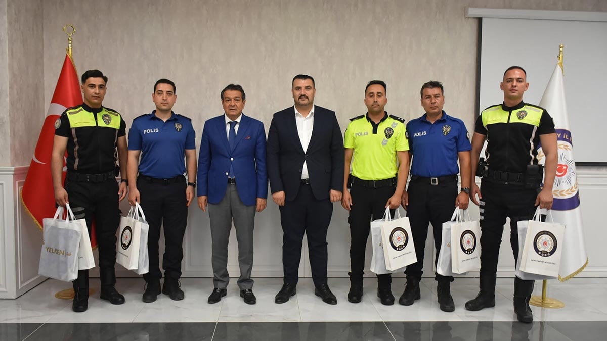 Sınava Geç Kalan Öğrenciyi Polis Motosikletiyle Yetiştiren Memura Ödül