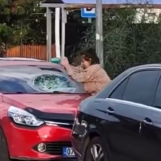 Sinir Krizi Geçiren Kadın Park Halindeki Araçları Hurdaya Çevirdi