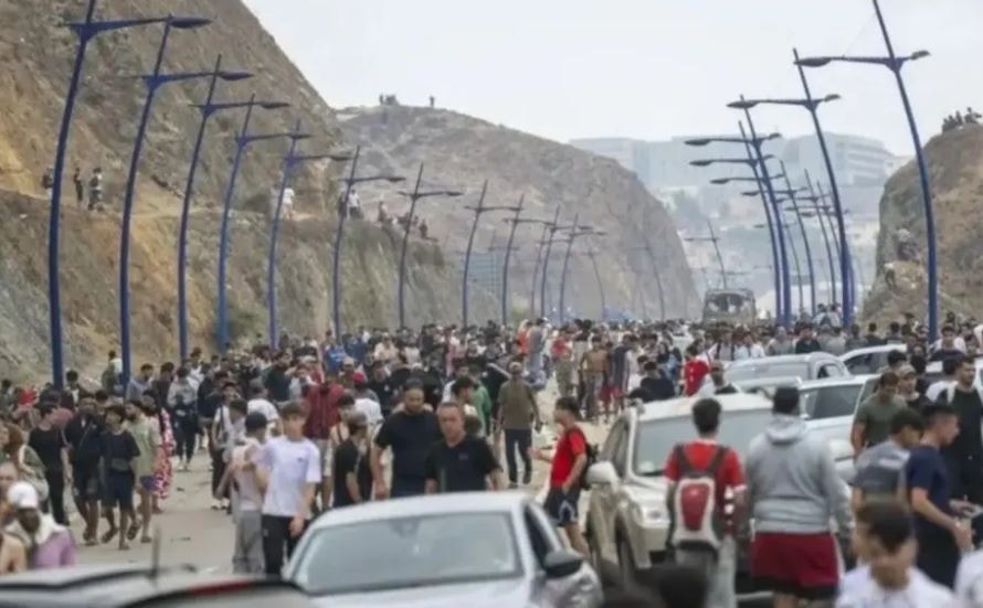 Sınıra Dev Göçmen Akını: Mesajlarla Örgütlenip Harekete Geçtiler