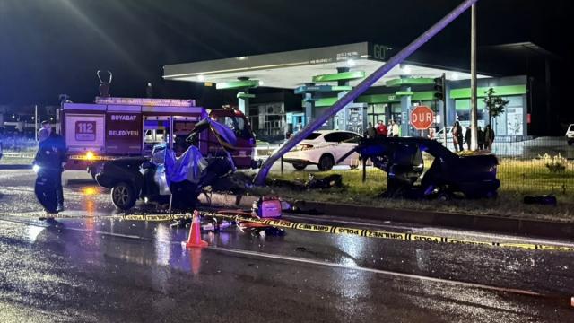 Sinop'ta kaza: Otomobil aydınlatma direğine çarptı, 1 ölü 2 yaralı