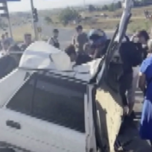 Sinyalizasyon Direğine Çarpıp İkiye Bölünen Otomobilden Sağ Çıktı