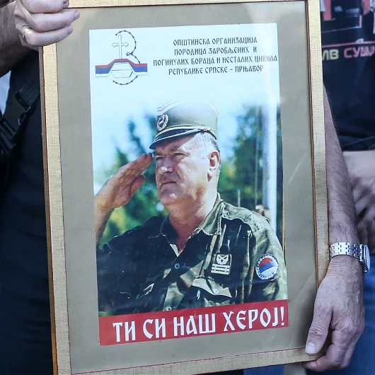 Sırbistan'da 'Bosna Kasabı' resmi törenle gömüldü: Dünyadan tepki yağdı