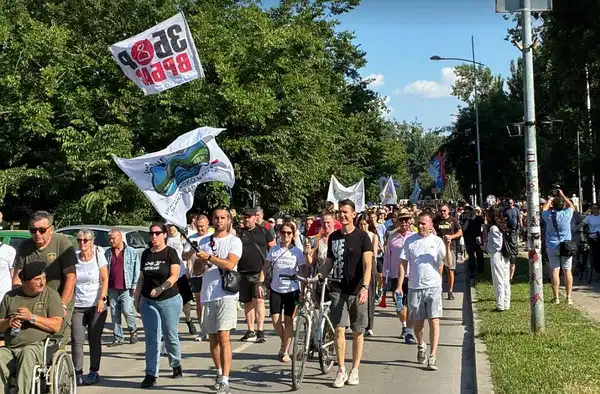 Sırbistan'da hükümet karşıtı protesto: Binlerce kişi erken seçim istedi
