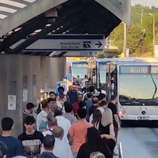 Şirinevler Metrobüs Durağı'nda Kaza: Yola Düşen Kadına Metrobüs Çarptı