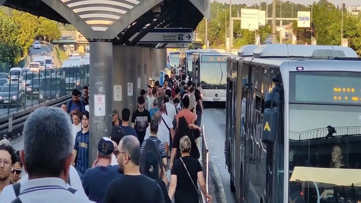 Şirinevler'de Metrobüs Yayaya Çarptı: Kadın Ağır Yaralandı