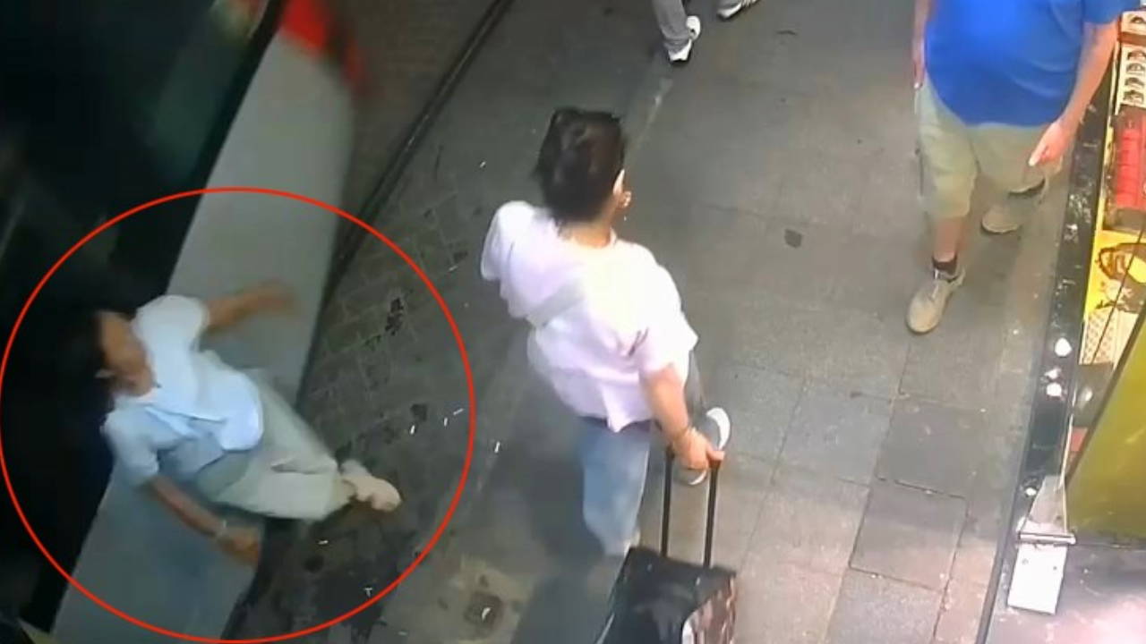Sirkeci'de Tramvay Kazası: Yaya Kadın Yaralandı, Esnaftan Hız Uyarısı