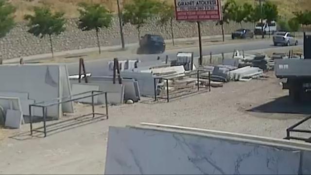 Kontrolden çıkan otomobil karşı şeride geçti: 1 ölü, 3 yaralı
