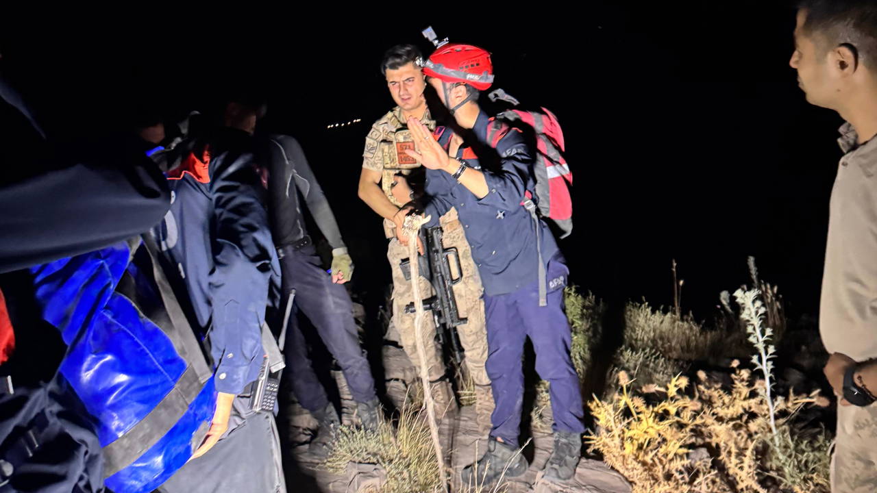 Şırnak'ta mahsur kalan 2 mühendis askeri helikopterle kurtarıldı