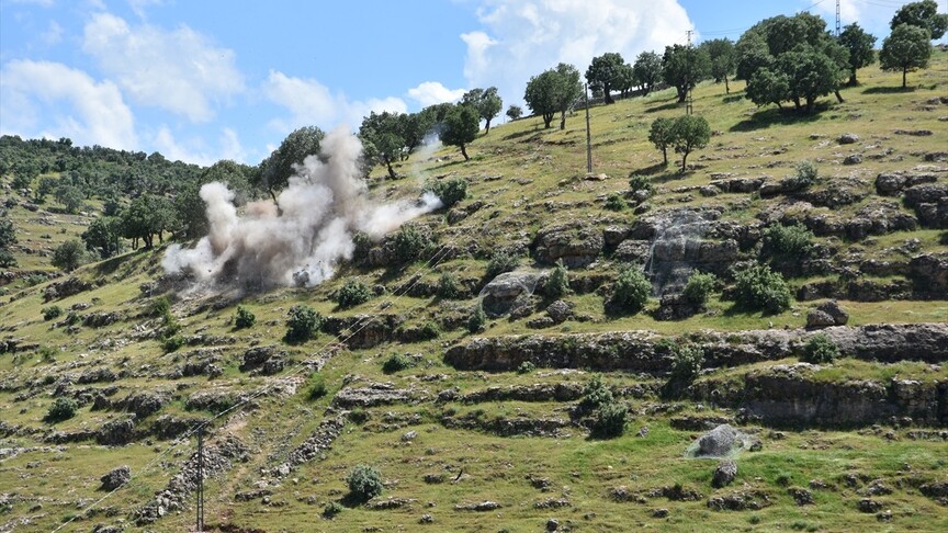 Şırnak'ta köylüleri korumak için kayalık yamaçlar çelik ağlarla örülüyor