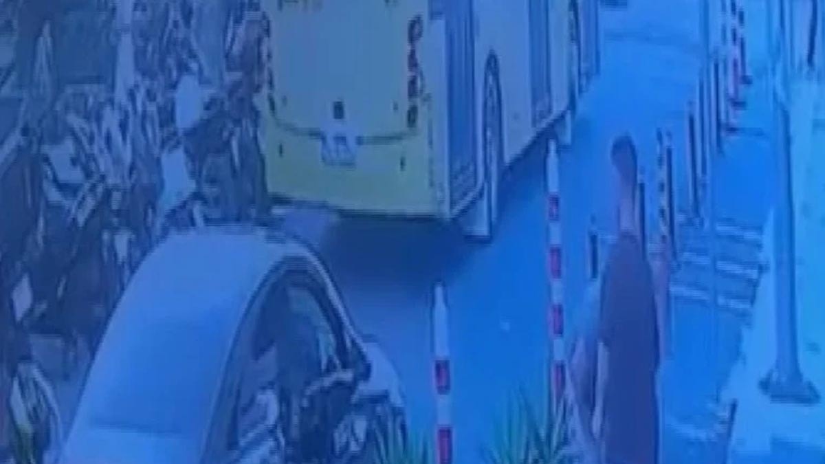 Şişli'de özel halk otobüsü yaya çarptı: 1 yaralı