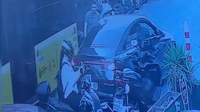 Şişli'de özel halk otobüsü yayaya çarptı: Kaza anı kamerada