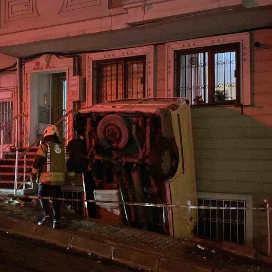 Şişli'de pazarcı panelvanı apartman boşluğuna düştü