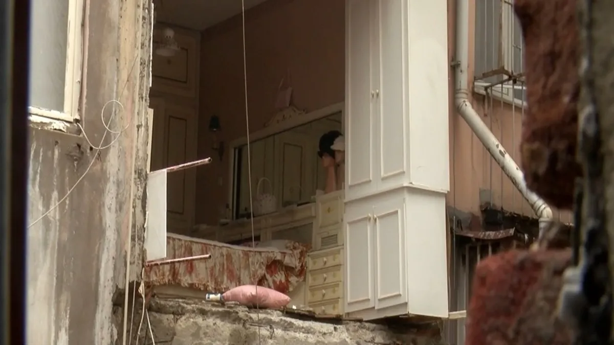 Şişli'de duvar çöktü: Deprem sandılar