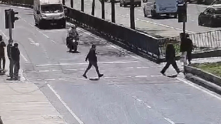 Şişli'de motosiklet yayaya çarptı: 3 yaralı, o anlar kamerada