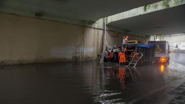 Şişli'de sağanak alt geçidi su bastı, trafik durma noktasına geldi