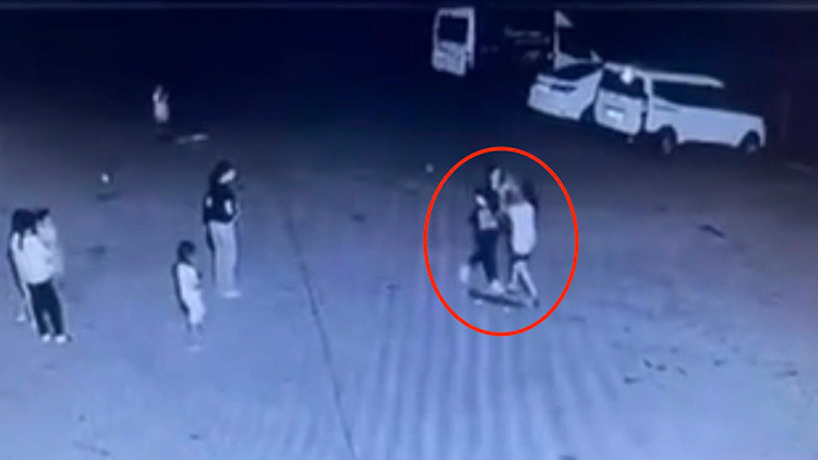 Site Bahçesinde 11 Yaşındaki Çocuğa Tekmeli, Yumruklu Saldırı Kamerada