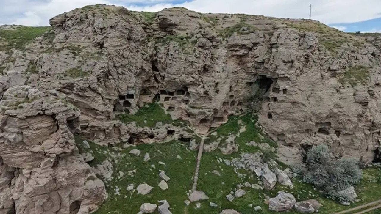 Sivas'taki 3.200 Yıllık Kaya Mağaraları 'Apartman' Görünümüyle Zamana Meydan Okuyor
