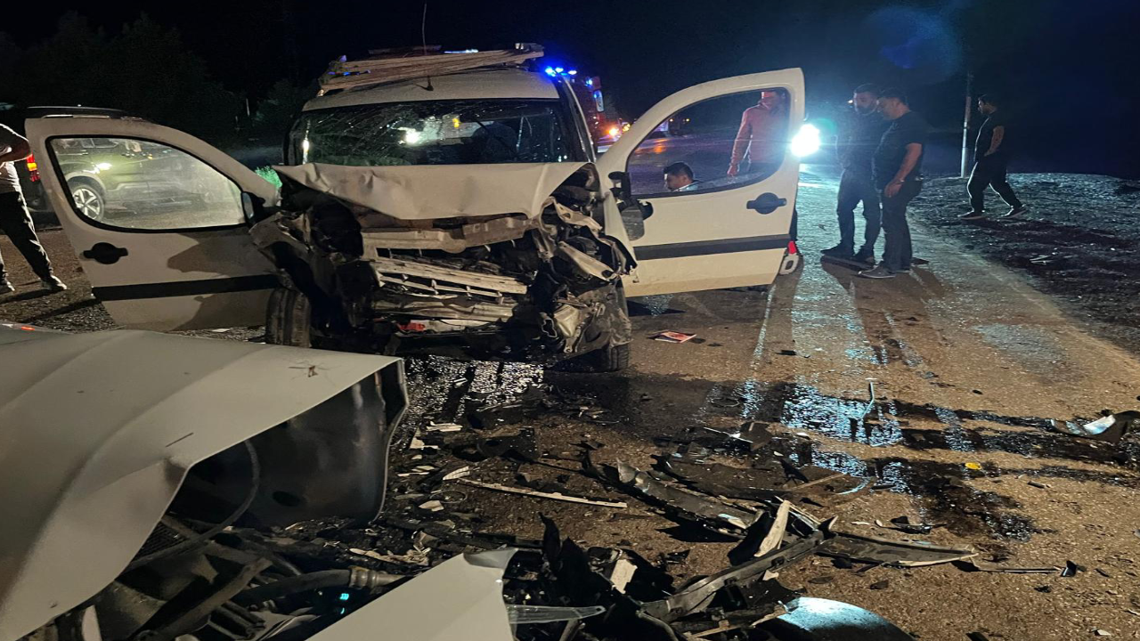 Sivas'ın Gürün ilçesinde ticari araçla otomobil çarpıştı: 8 yaralı