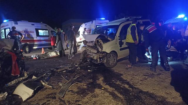 Sivas Gürün'de Hafif Ticari Araç ile Otomobil Çarpıştı: 8 Yaralı