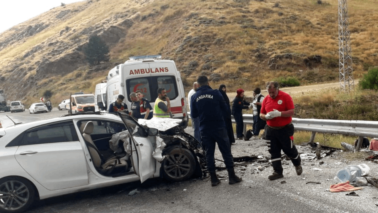 Sivas İmranlı'da Minibüs-Otomobil Çarpıştı: 11 Yaralı