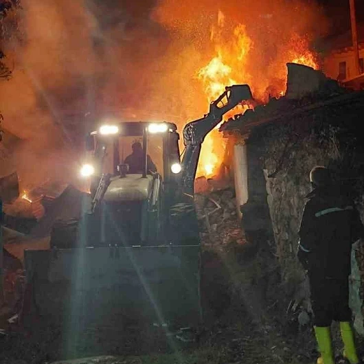 Sivas İmranlı'da Köy Evi Yangında Kullanılamaz Hale Geldi