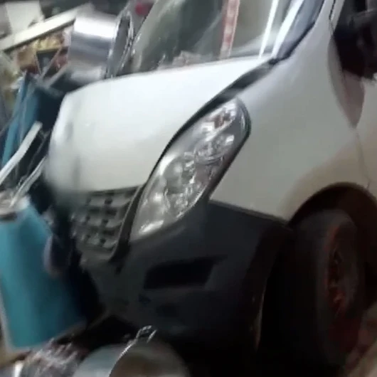 Sivas'ta kontrolden çıkan kamyonet markete daldı: 2 yaralı