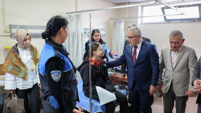 Sivas'ta Öğrenci Servisi ile Polis Aracı Çarpıştı: 16 Yaralı