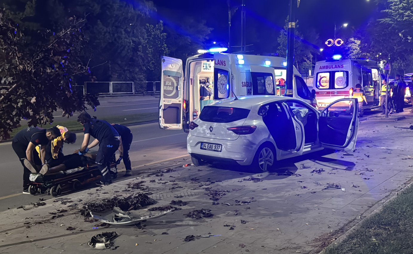 Sivas'ta Otomobil Aydınlatma Direğine Çarptı: 3 Yaralı