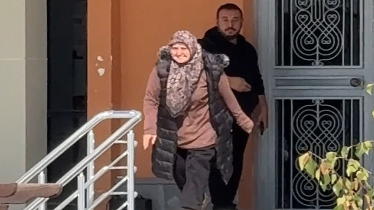 Sivas'ta sınava geç kalan kadın aday okul bahçesini birbirine kattı
