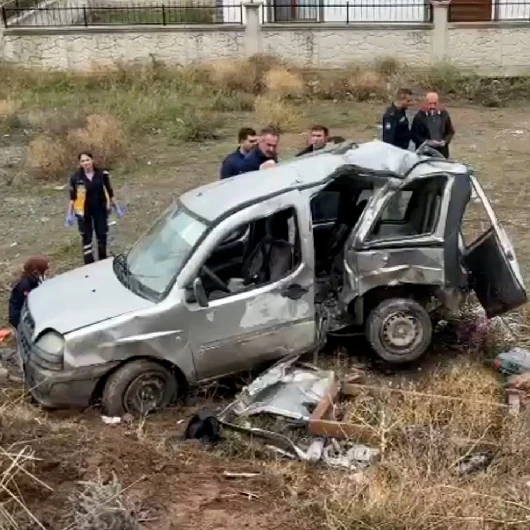 Sivas Suşehri'nde Hafif Ticari Araç Devrildi: 3'ü Ağır 5 Yaralı