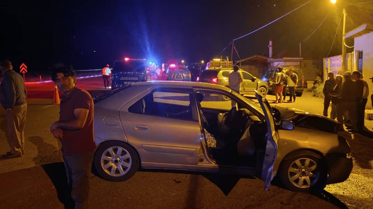 Sivas'ın Suşehri ilçesinde otomobiller çarpıştı: 1 ölü, 3 yaralı