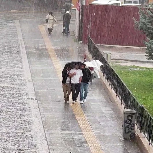 Sivas'ta Aniden Bastıran Sağanak: Vatandaşlar Hazırlıksız Yakalandı