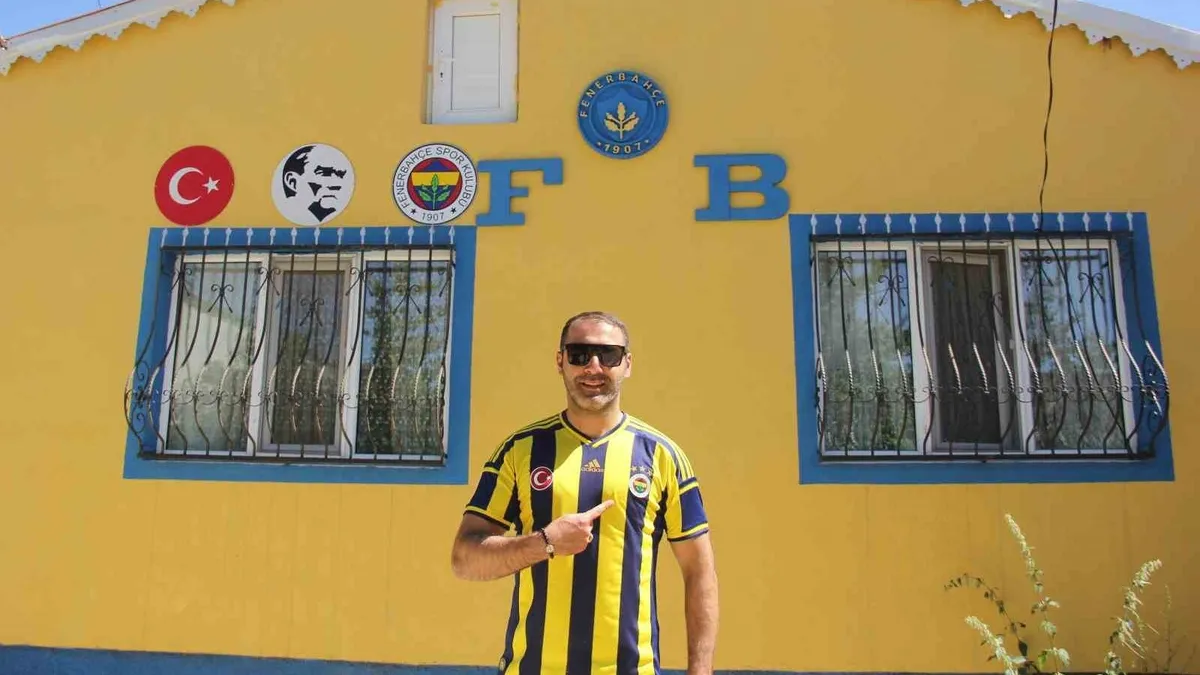 Sivaslı Fenerbahçe taraftarı evini sarı-laciverte boyadı