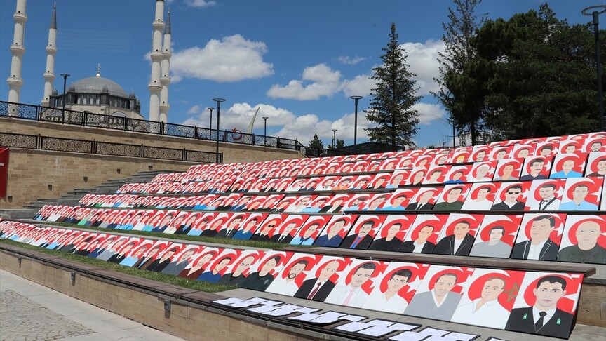 Sivaslı öğrenciler 15 Temmuz şehitlerinin resimlerini tuvalle ölümsüzleştirdi