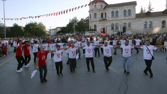 Sivas'ta 4 Eylül Coşkusu: 1058 Kişi Aynı Anda Halay Çekti